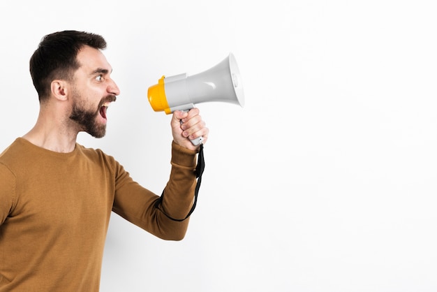 Photo gratuite homme en colère criant au mégaphone