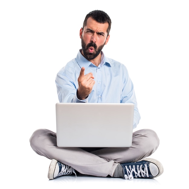 Homme en colère avec un ordinateur portable criant