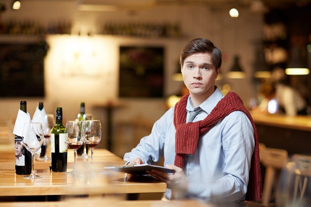 Homme en comparant le vin