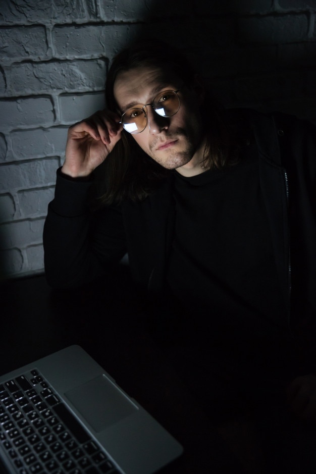 Photo gratuit homme concentré à l'aide d'un ordinateur portable à la maison