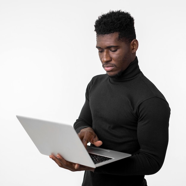 Homme concentré à l'aide d'un ordinateur portable