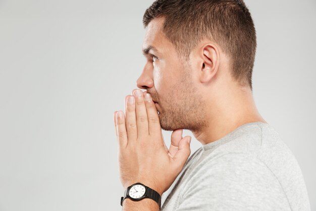 L'homme concentré prie.