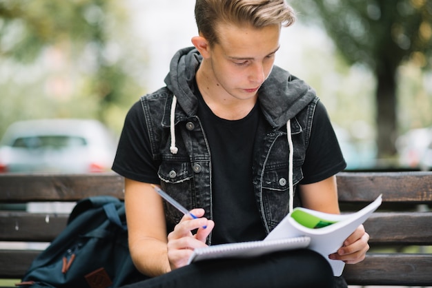 Un homme concentré qui étudie à l&#39;extérieur