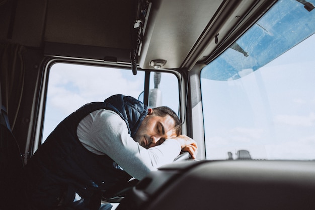 Photo gratuite homme conducteur du camion dans une entreprise de logistique