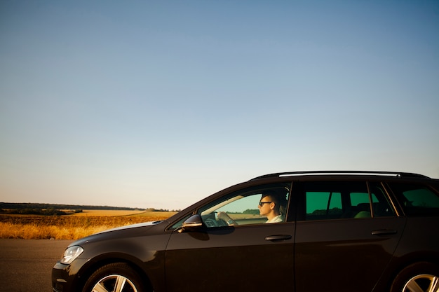 Homme conduisant sur la route