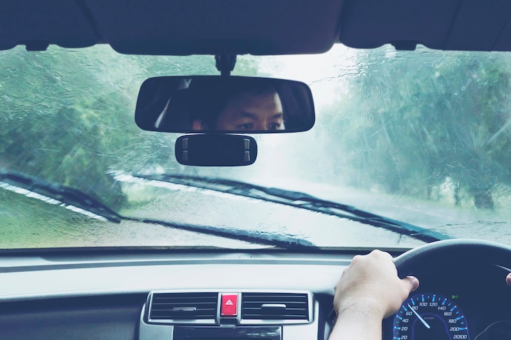 Photo gratuit homme conduisant la voiture en fortes précipitations