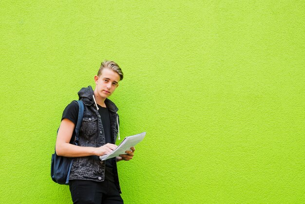 Homme confiant avec des études