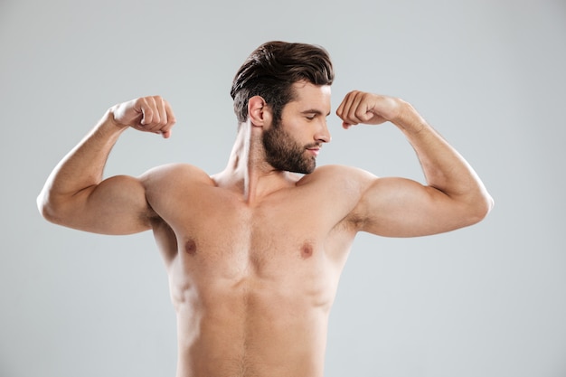 Homme confiant montrant ses biceps