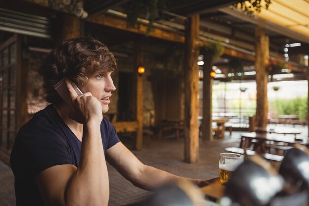 Homme, conversation, mobile, téléphone, barre