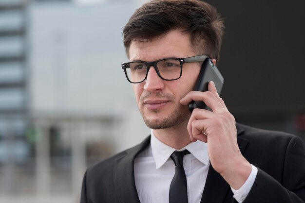 Homme, conversation téléphone