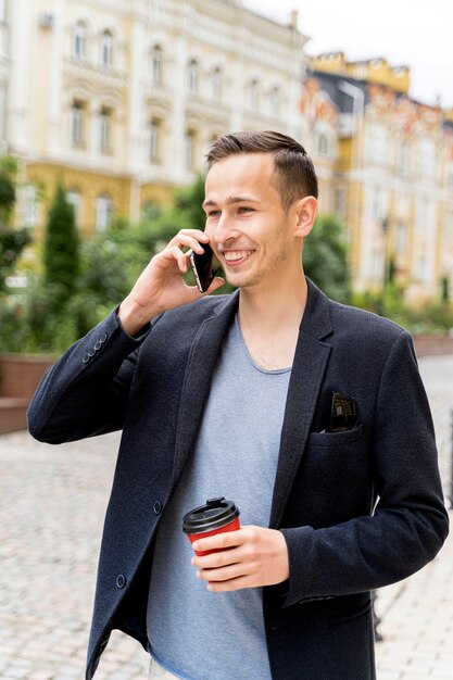 Homme, conversation téléphone