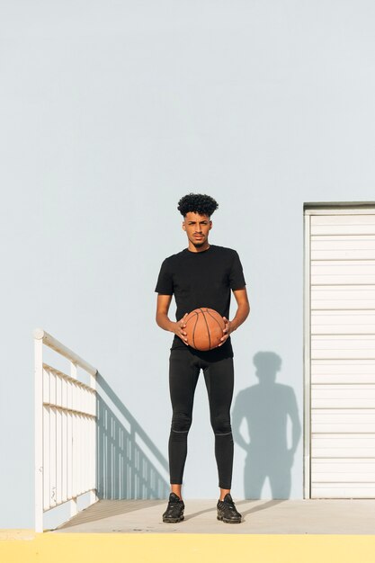 Homme cool avec basket dans la rue