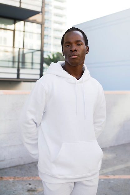 Photo gratuite homme cool en sweat à capuche blanc et pantalons de survêtement pour vêtements de mode pour hommes