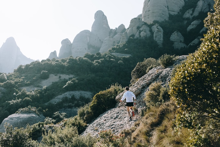 Photo gratuit homme cool avec des tatouages ultra trail runner
