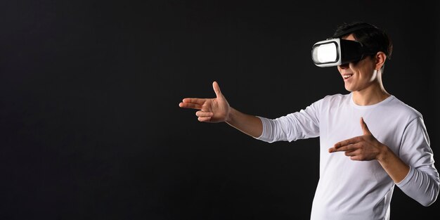 Homme de copie-espace avec simulateur de réalité virtuelle