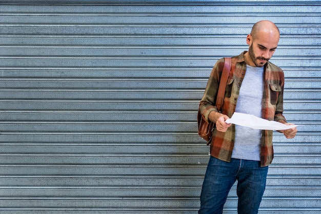 Homme de copie espace utilisant la carte pour l'orientation