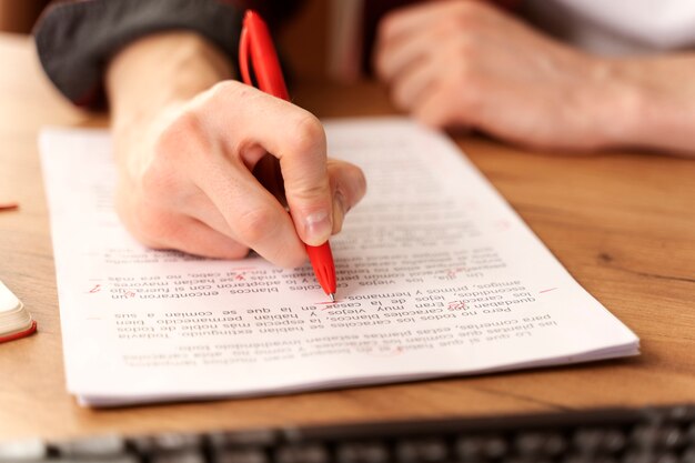 Homme corrigeant les erreurs de grammaire vue de face
