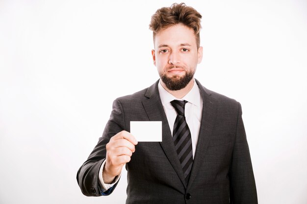 Homme en costume avec carte d&#39;affaire