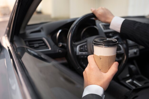 Homme en costume élégant conduisant une voiture de taxi