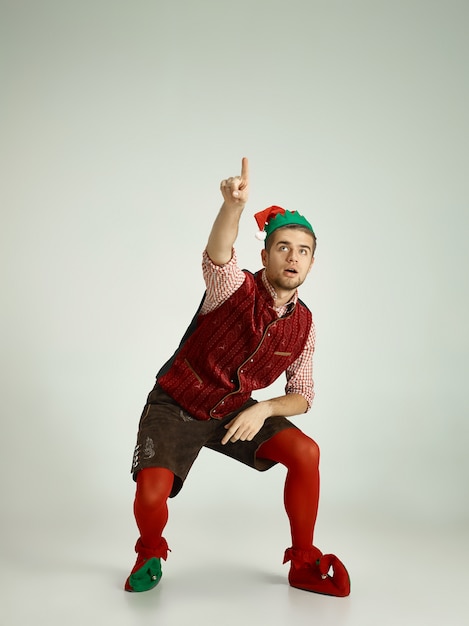 Photo gratuite homme avec costume elfe isolé sur blanc