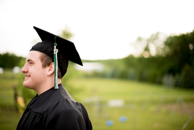 Homme avec costume de graduation