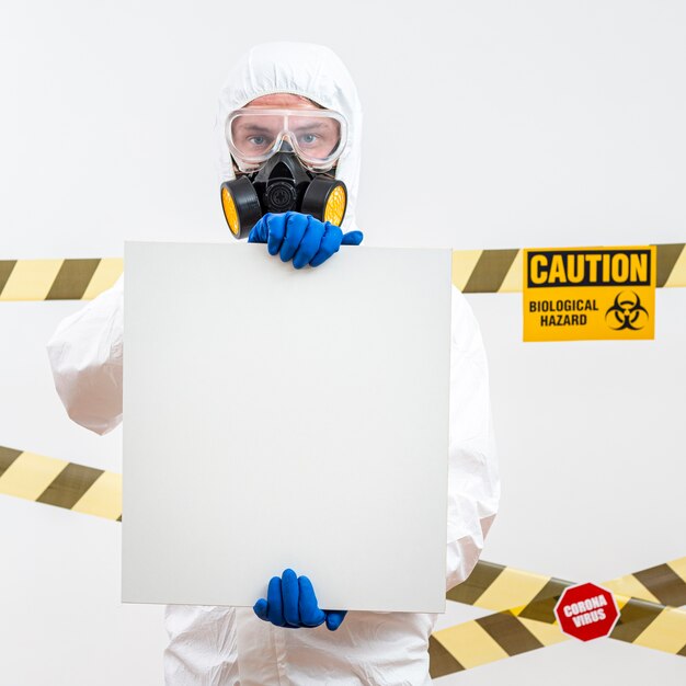 Homme en costume hazmat avec un signe vierge