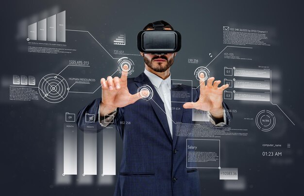 Homme en costume avec des lunettes de réalité virtuelle sur la tête travaillant dans le monde financier virtuel.