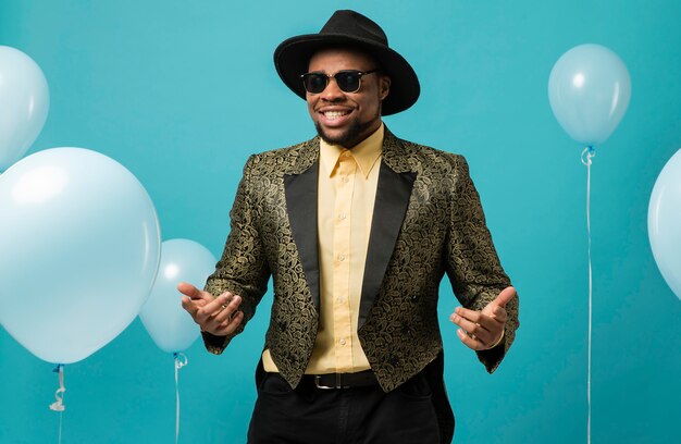 Homme en costume et lunettes de soleil à la fête