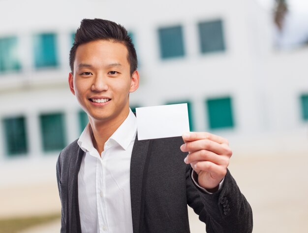 Homme en costume avec une note