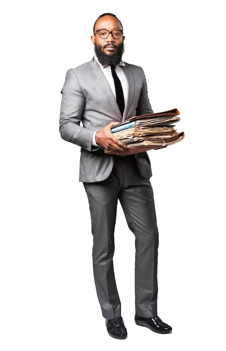 Photo gratuit homme en costume avec plusieurs dossiers