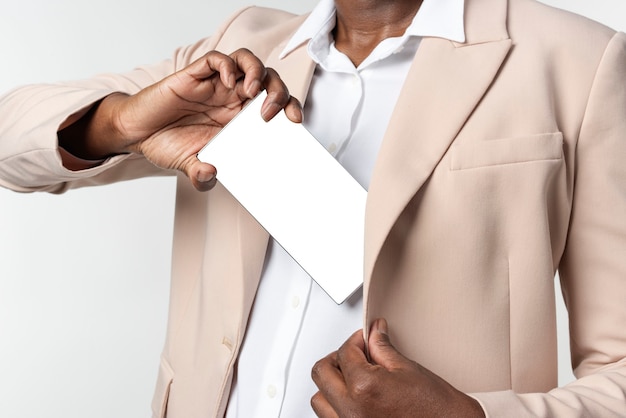 Homme en costume avec son appareil smartphone