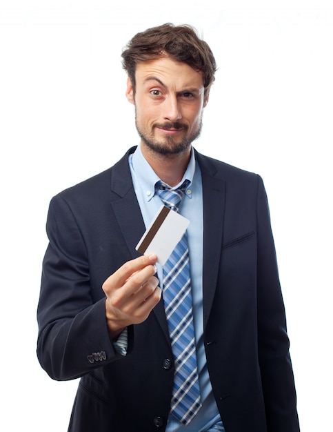 Homme en costume tenant une carte de crédit