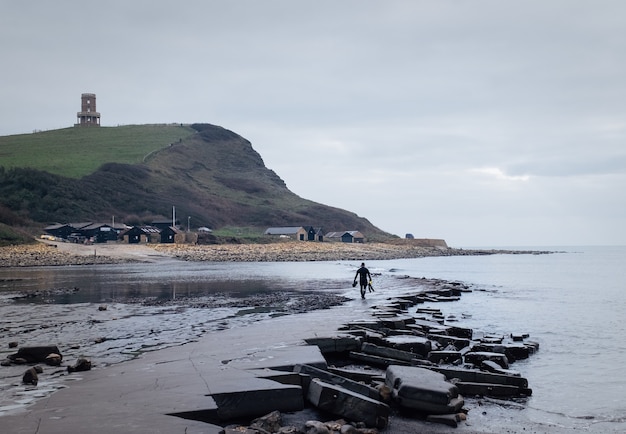 Photo gratuite l'homme sur la côte du patrimoine de purbeck à swanage, royaume-uni