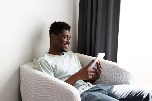 Homme de coup moyen sur chaise