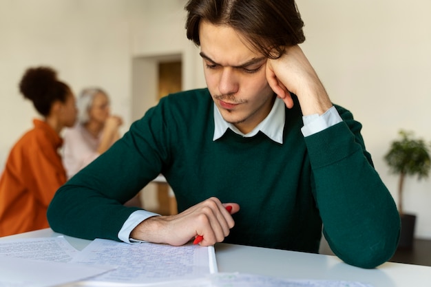 Homme de coup moyen corrigeant des erreurs de grammaire