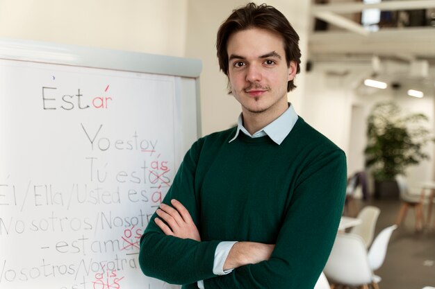 Homme de coup moyen corrigeant des erreurs de grammaire