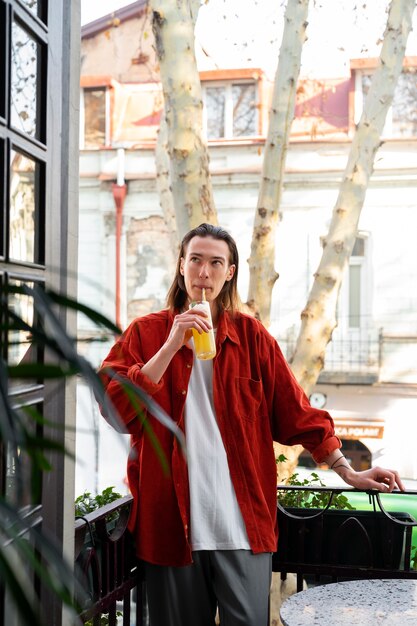 Homme de coup moyen avec un délicieux cocktail