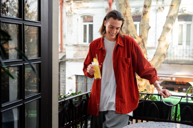 Homme de coup moyen avec un délicieux cocktail