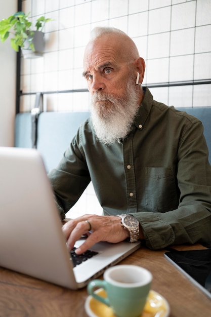 Homme de coup moyen étudiant