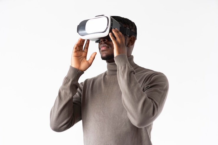 Photo gratuit homme de coup moyen avec des lunettes vr