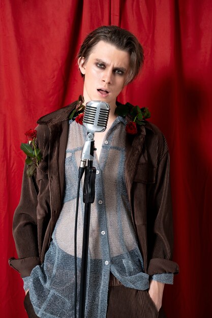 Homme de coup moyen avec microphone