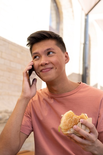 Homme de coup moyen parlant au téléphone