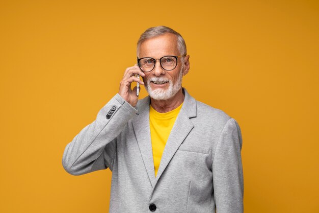 Homme de coup moyen parlant au téléphone