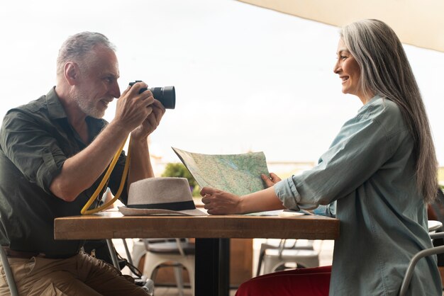 Homme de coup moyen prenant des photos