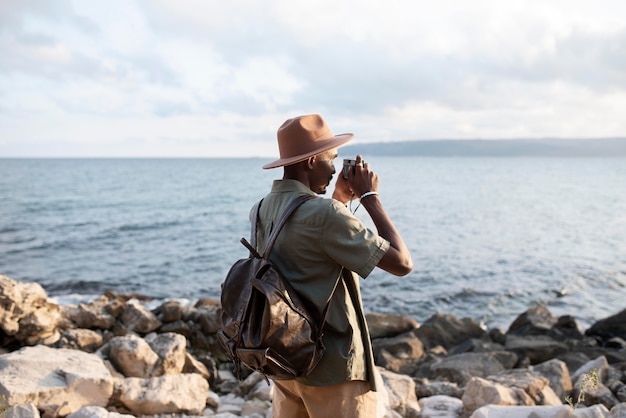 Homme de coup moyen prenant des photos