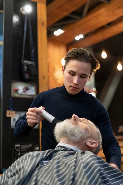 Homme de coup moyen se toilettant au salon