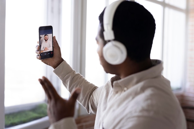 Homme de coup moyen avec smartphone