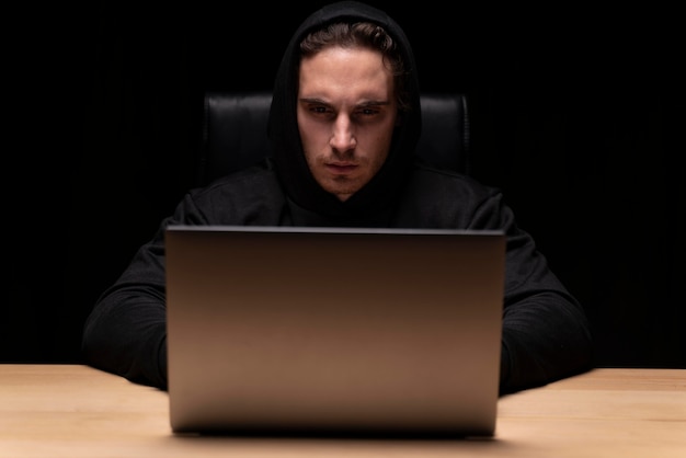 Homme de coup moyen tapant sur un ordinateur portable