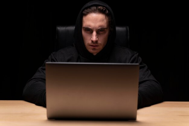 Homme de coup moyen tapant sur un ordinateur portable