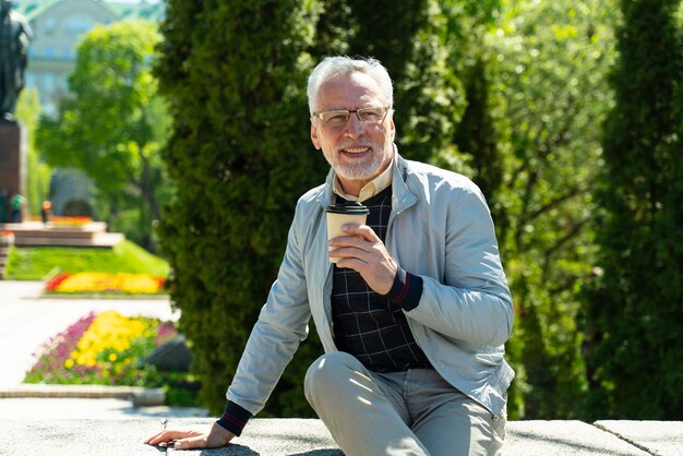 Homme de coup moyen avec une tasse de café